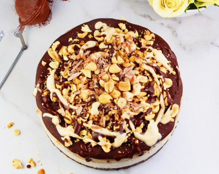 Lahodný koláč Snickers pre každú príležitosť snickers-torta-ozdoba-arašidy-biela-tmavá-čokoláda