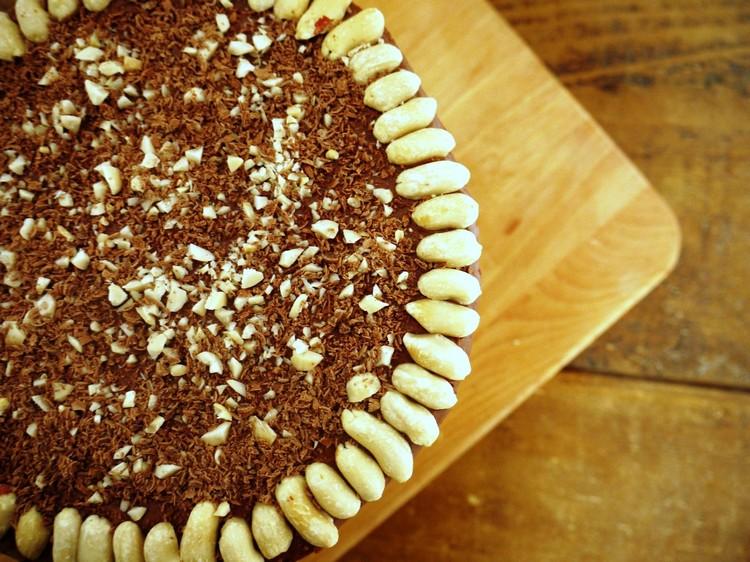 Arašidy ako ozdoba Snickersovho koláča snickers-torte-čokoláda-arašidy-čokoládové hoblinky-dekorácia-dezert