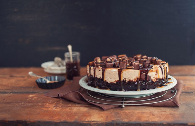 Snickerský zmrzlinový koláč s karamelovou omáčkou snickers-torte-zmrzlina-tyčinka-kusy-karamelová omáčka-leto-dezert
