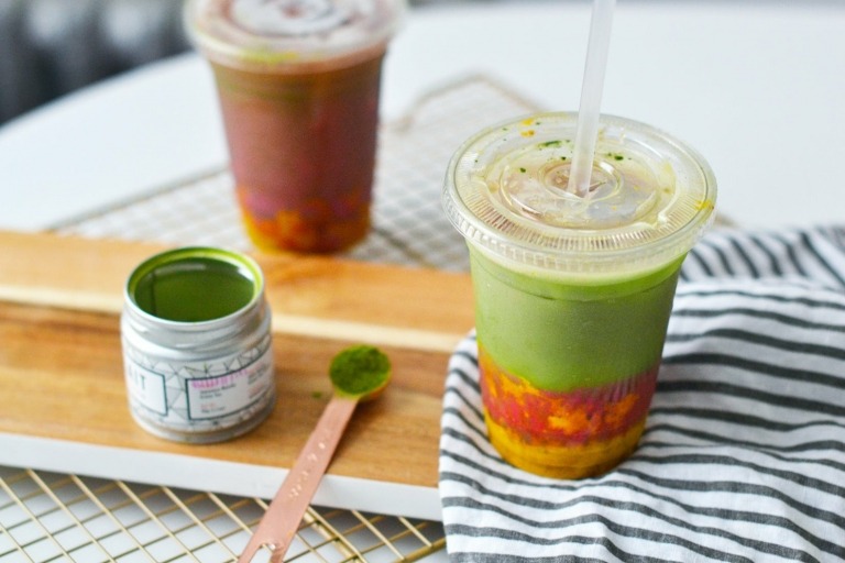 Vyrobte si vegánske cappucino zo superpotravín v prášku z kurkumovej šťavy z červenej repy