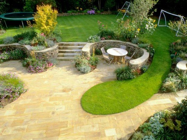 Terasy majú tvar trávnika s meandrujúcim tvarom detského ihriska Terasy majú tvar trávnatého meandra