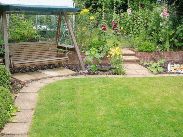 Záhradná hojdačka Návrhy záhradného dizajnu na prideľovanie trávnika Steinweg Záhradná hojdačka Steinweg trávnik záhrada