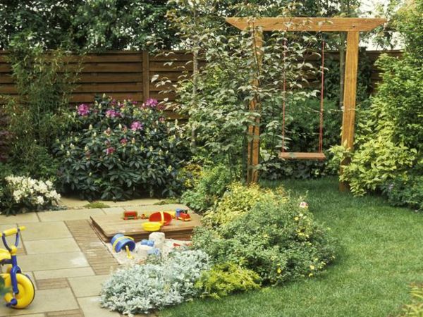 Záhradné ihrisko detská hojdačka trávnik Záhradné ihrisko detský trávnik