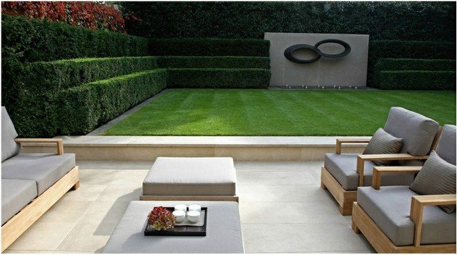 Trávnik vždyzelený živý plot rastliny terasa moderná útulná