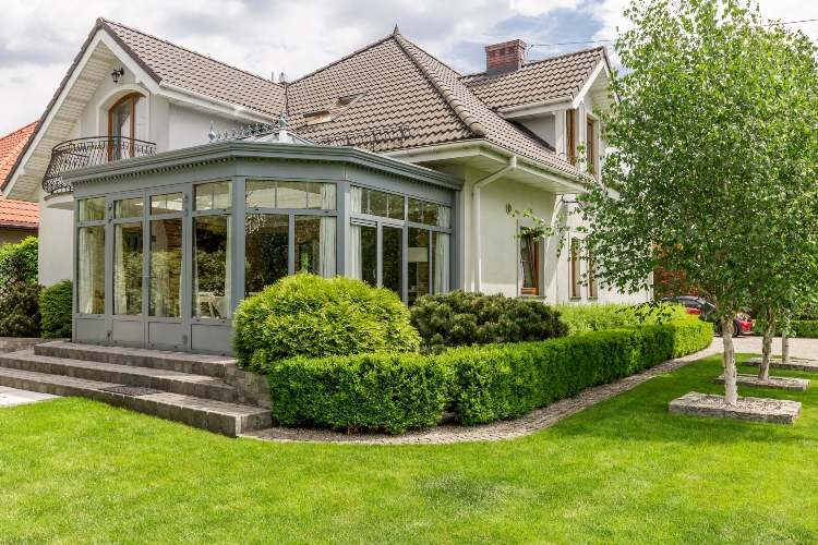 Koste trávnik a vytvorte predzáhradku s trávnikovými a živými rastlinami a stromami