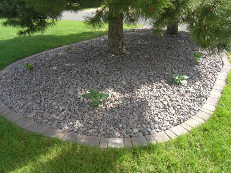 trávnik-lemovanie-záhrada-ihličnan-rastliny-rám-záhon-štrk-kameň