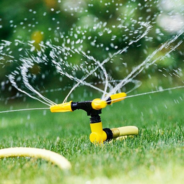 Zalievanie jarnej starostlivosti o trávnik