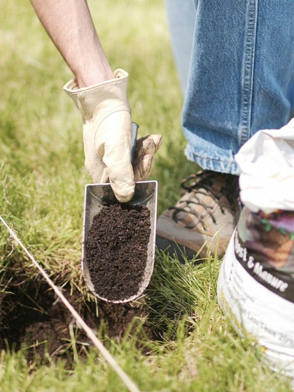 Jarné tipy na starostlivosť o trávnik hnojia pôdu