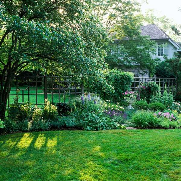 Trávniková záhrada rozložila pružinový kovový plot