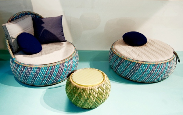 útulný ratanový nábytok do obývačky modrozelenej farby útulný ratanový nábytok do obývačky v modrej farbe