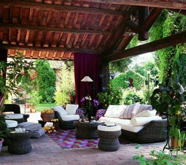 Ratanový záhradný nábytok v stredomorskom štýle vytvára pergolu Záhrada v stredomorskom štýle s pergolou