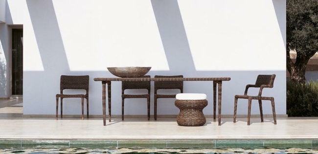 Záhradná jedálenská časť zariadená ratanovým nábytkom Záhradný bazén s ratanovým nábytkom