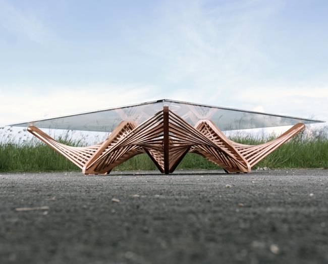 Drevený sklenený záhradný stôl s bočným pohľadom