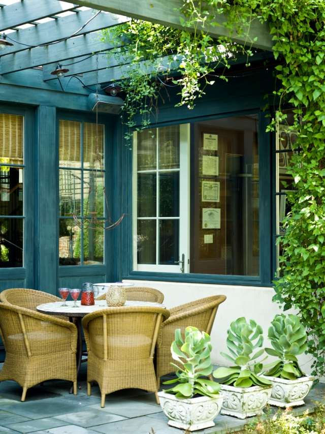 Ratanový nábytok z pestrofarebného ratanu na textilný kvetináč