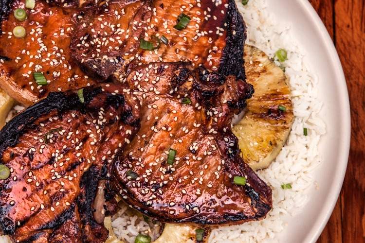 chutne vyzerajúce teriyaki steaky ozdobené sezamom a jarnou cibuľkou po grilovaní