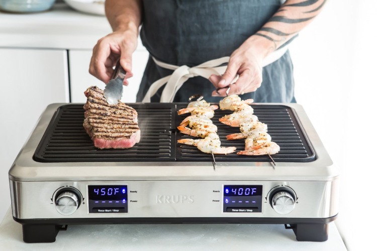 dvojité a nefajčiarske grilovanie steakov a kreviet s moderným vybavením