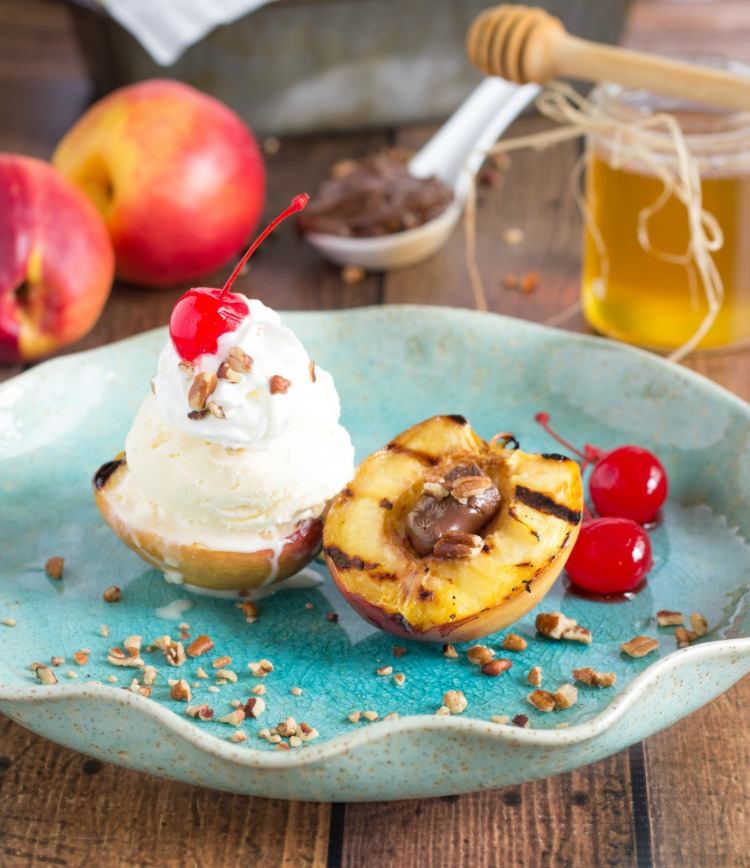 broskyňa rozpolená a grilovaná bezdymovým grilovaním s nutellou, vanilkovou zmrzlinou a čerešňami maraschino ako dezert