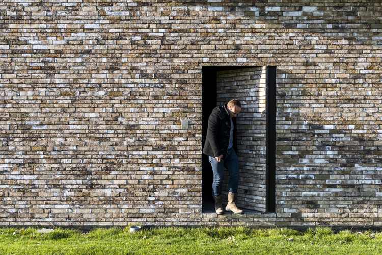 Fasáda z prírodného kameňa so slinkom, hnedá os otáčania dverí