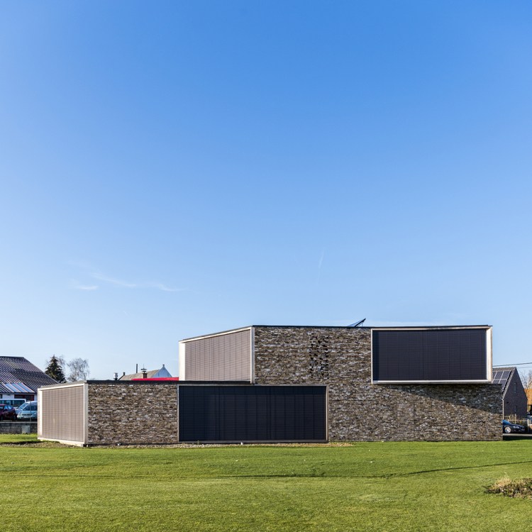 Fasáda z prírodného kameňa so slínkom, hnedá ochrana pred slnkom, zvuková izolácia