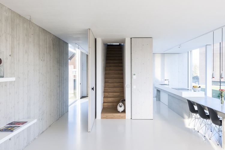 Kuchyňa jedálenský kút odhalené betónové schody vreckové dvere