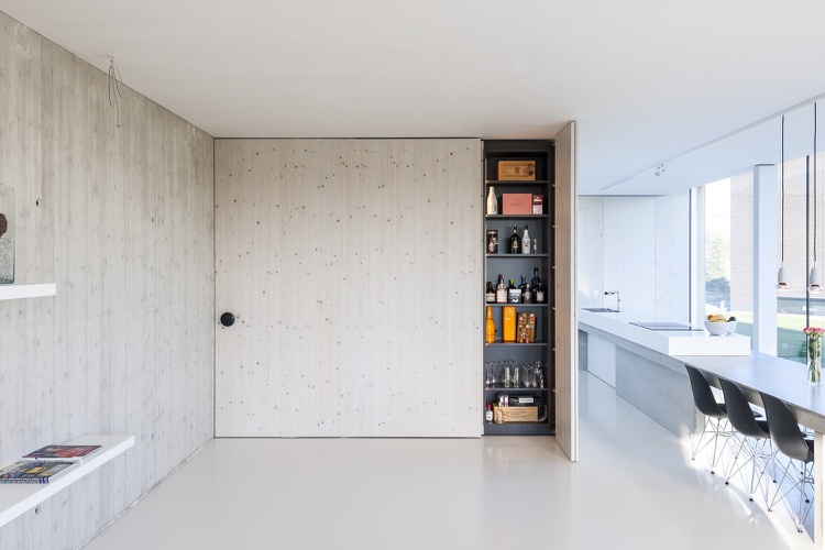 Vreckové dvere do kuchyne, dizajn z betónového obkladu z dreva