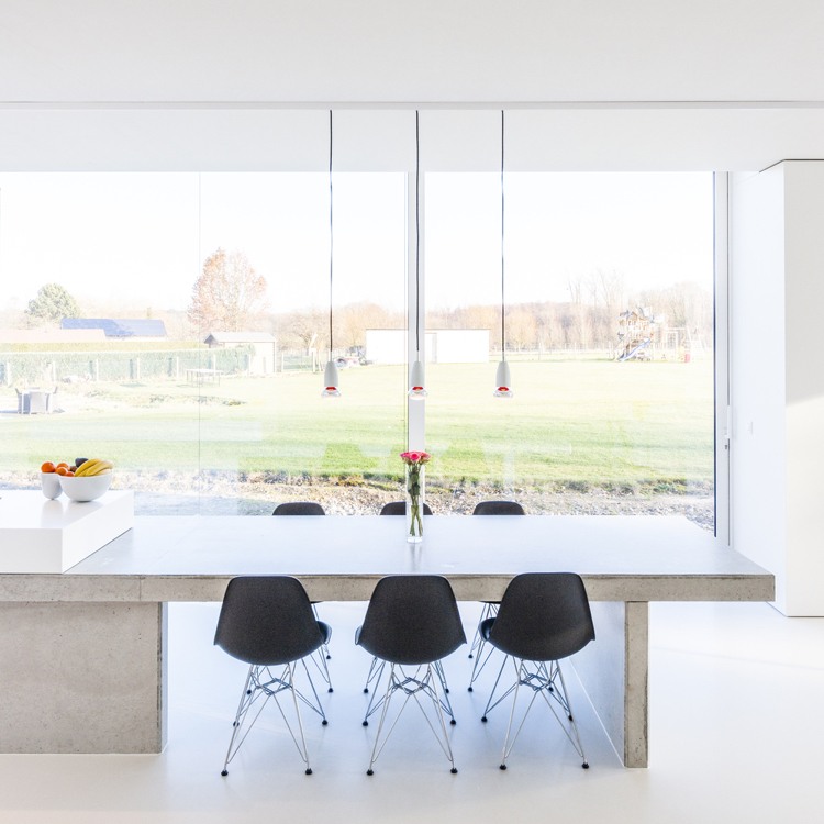 Jedálenský stôl betónové leštené čierne stoličky závesné svetlá