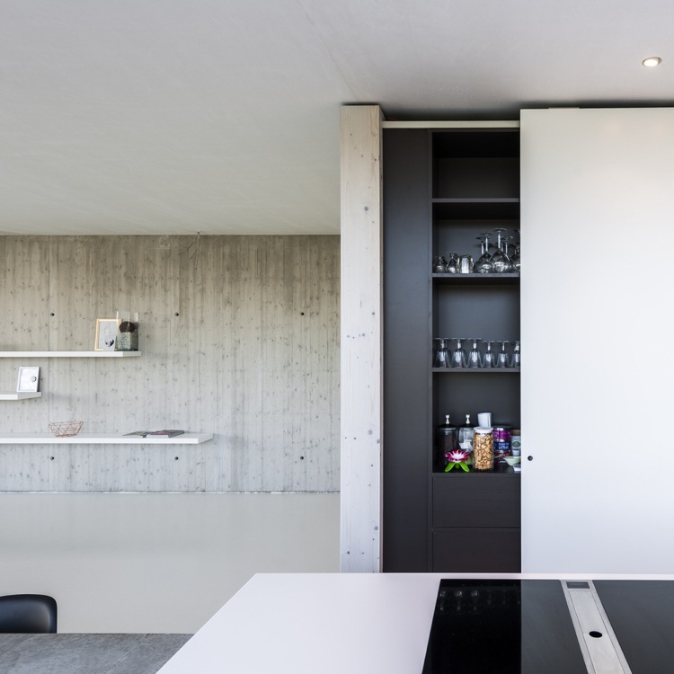 Kuchynský ostrovček skrytý za posuvnými dverami