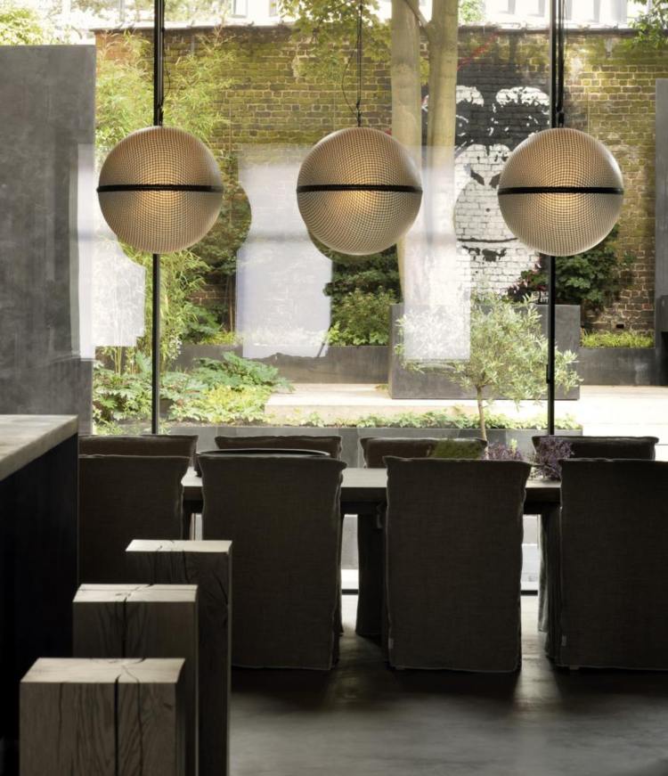 závesné svetlá antracitovej farby kryjú stoličku kmeňa stromu