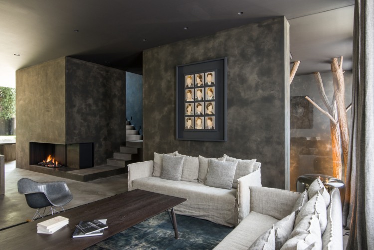 antracitová renovácia benzínový modrý koberec svetlé pohovky hnedý konferenčný stolík