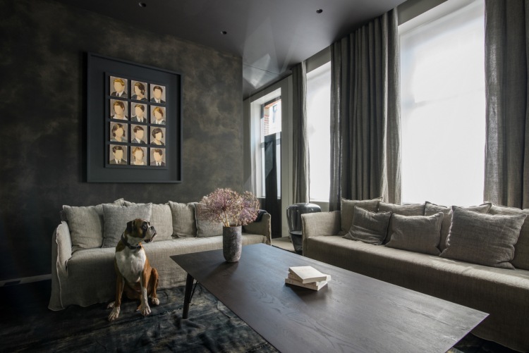 antracitová farba stena sivohnedá obývačka kombinovať