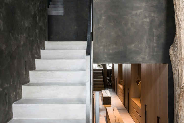 antracitové farebné schody zábradlie nápady omietky