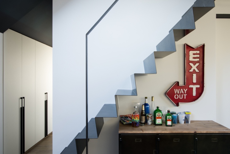 schody antracitovej farby konverzia kovového suterénu