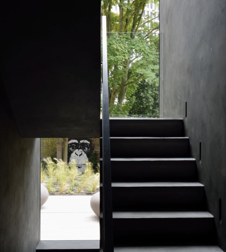 schody antracitovej farby sklenené zábradlie výhľad do záhrady