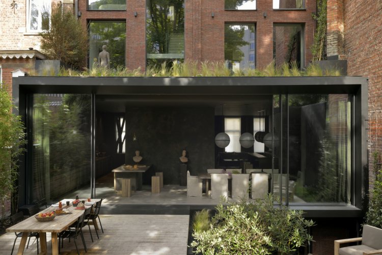 antracitová farba jedáleň kuchynský dom prestavba