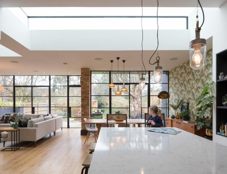 otvorená obývačka jedálenský kút závesné svetlá parketová podlaha