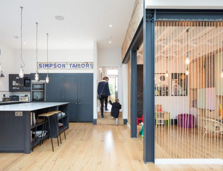 rozdeľovač miestností z lana, drevenej podlahy, kuchynský kútik