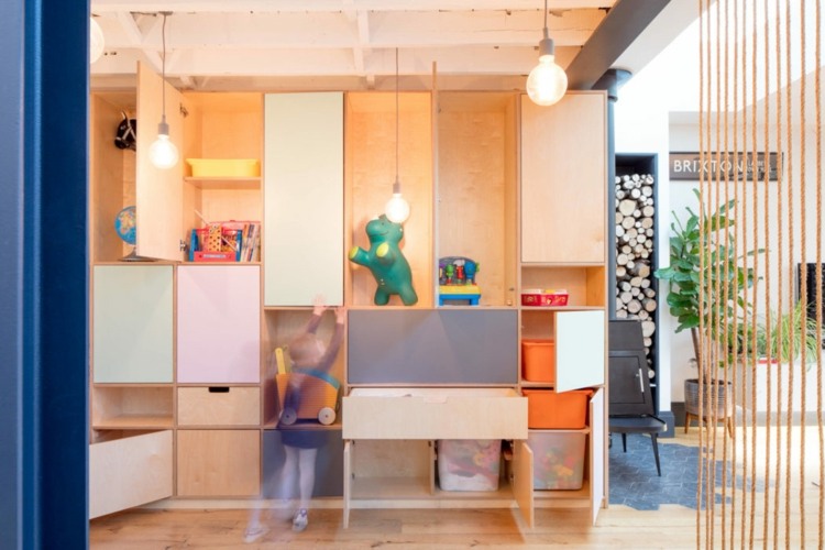 Police na detské ihrisko, úložné priestory na hračky, oddeľovače lana