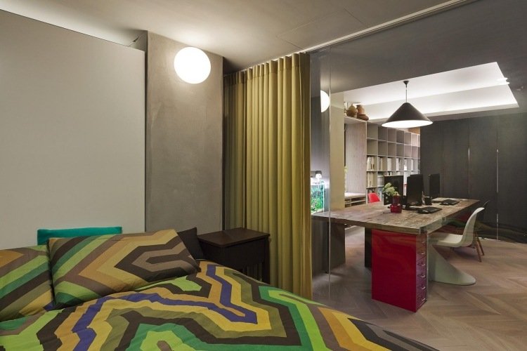 rozdeľovač izieb-spálňa-šedá-stena-farba-zelená-prehoz-pracovisko-opona-tabaková farba