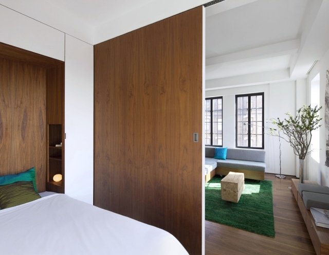 nápady-delič miestnosti pre spálňu-obývací priestor-drevené posuvné dvere