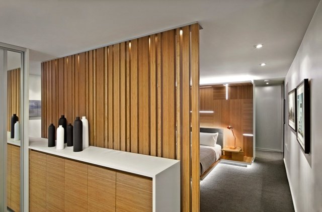 predeľovač miestnosti-drevené lamely-spálňa-integrované-LED-pásy