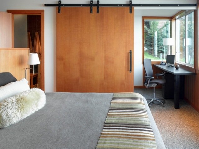 rozdeľovač miestnosti-spálňa-pracovný priestor-drevené posuvné dvere