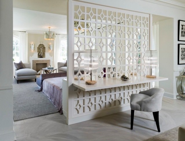 rozdeľovač miestnosti-spálňa-obývacia časť-dekoratívna stena