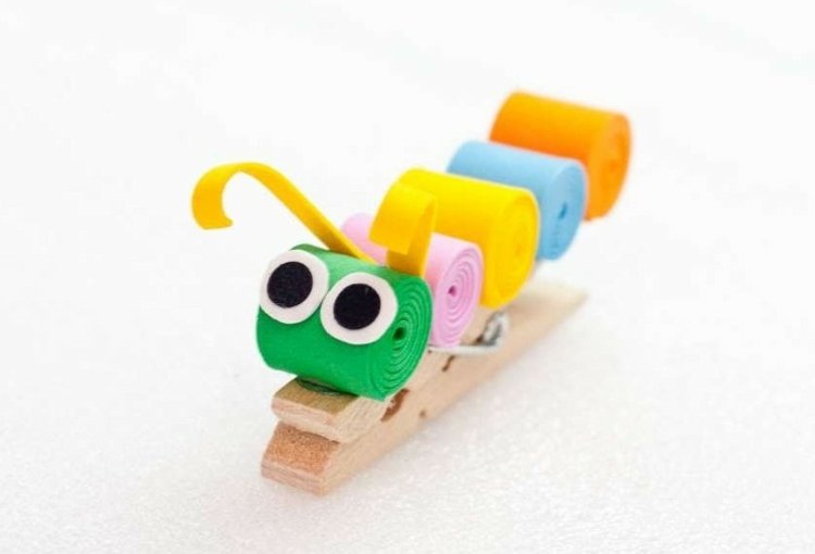 Húsenica vyrobená z valcovaných pásov papiera húsenica drotár štipce na prádlo-drevo-quilling-papier-pásy-plstené oči