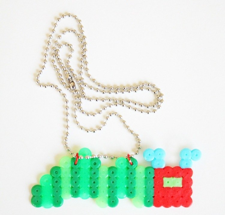 Húsenica vyrobená zo železných korálikov ako prívesok na šperky húsenica drotár perler korálky-nápad-šperky-urob si sám-detská reťaz