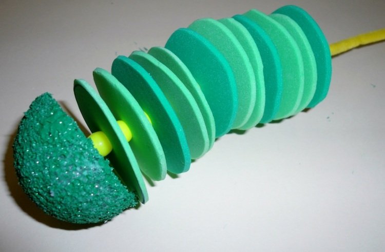 Na telo húsenice vyrobte krúžky z penovej gumy húsenica drotárska špongia gumové krúžky-drotár-nápad-zelený-hmyz