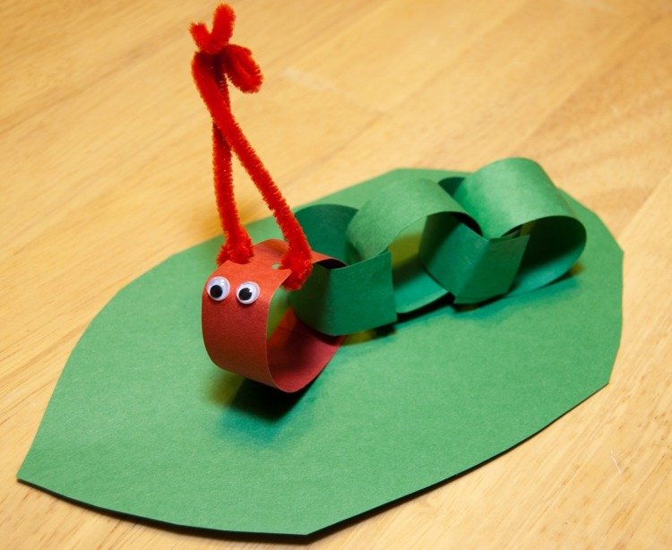 Vytvorte papierovú reťaz a urobte z nej húsenicu húsenica-drotár-papierové prstene-reťazec-kutilstvo-inšpirácia-deti-nápad