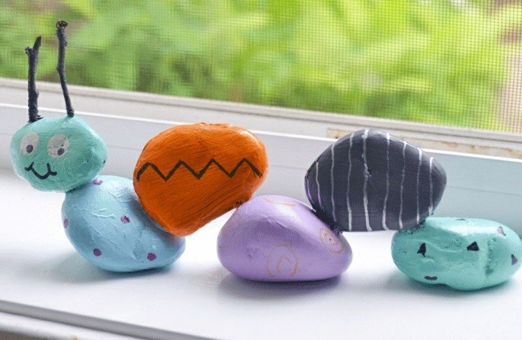 Húsenica vyrobená z pestrofarebných kamienkov húsenica-drotár-kamene-farba-lepidlo-dekorácia-záhradné-konáre-prírodné materiály