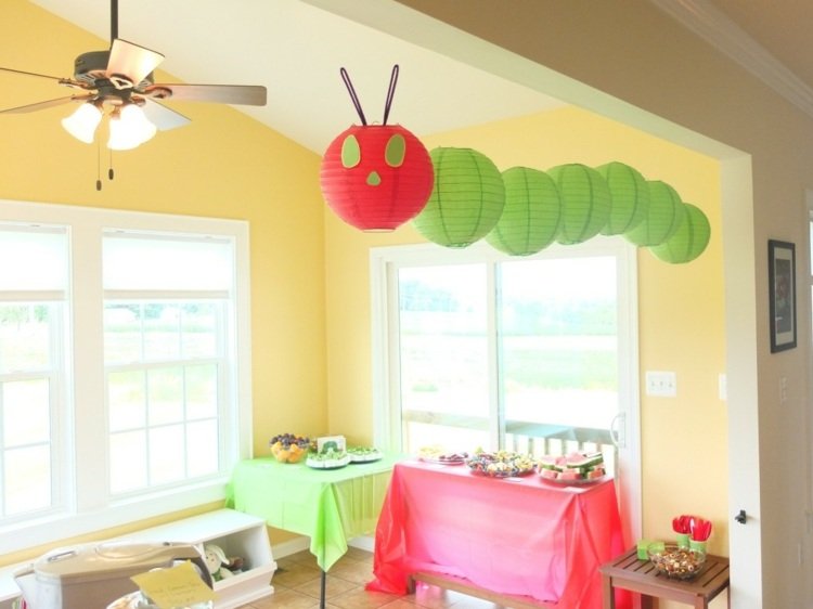 Zdobenie húsenicou na večierku húsenica-drotár-lampáš-párty-dekorácia-nápad-červeno-zelená-deka