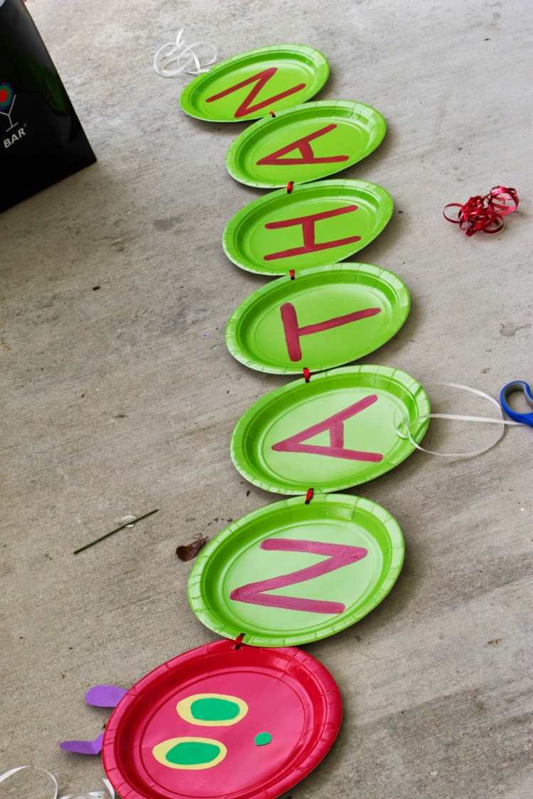 Na húsenicu použite papierové taniere húsenica-drotár-párty-nápad-narodeniny-meno-papier-tanier-veniec