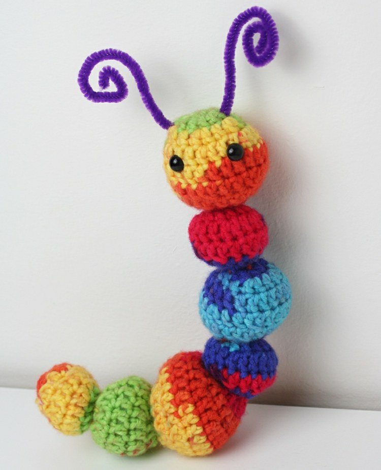 Uháčkujte húsenicu z vlny v jasných farbách húsenica-drotár-háčkované-guličky-guličky-vlna-plyšový drôt